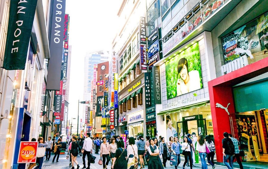 Myeongdong với vô số các thương hiệu thời trang và mỹ phẩm cao cấp