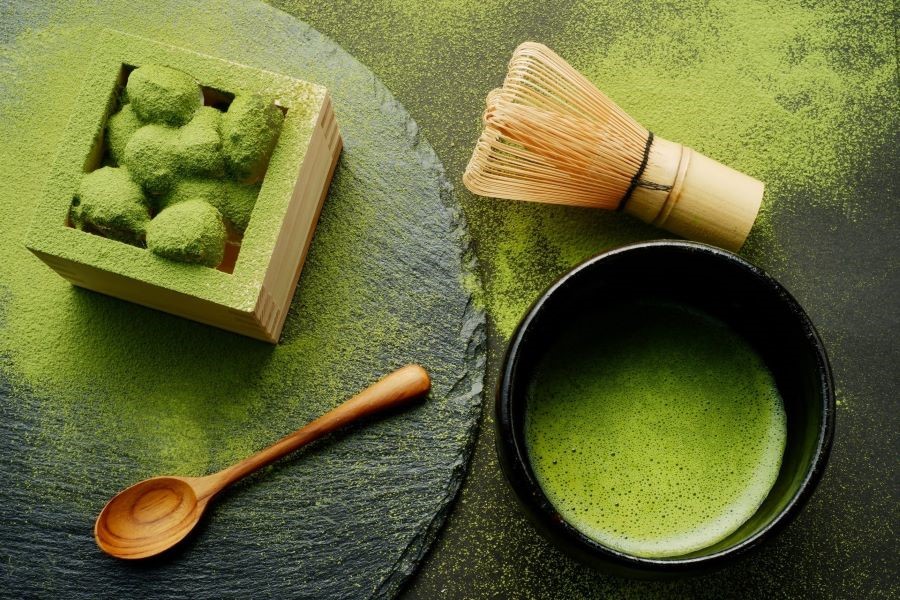 Matcha thường được người Nhật hòa tan trong nước để thưởng thức và cực kỳ giàu dinh dưỡng.